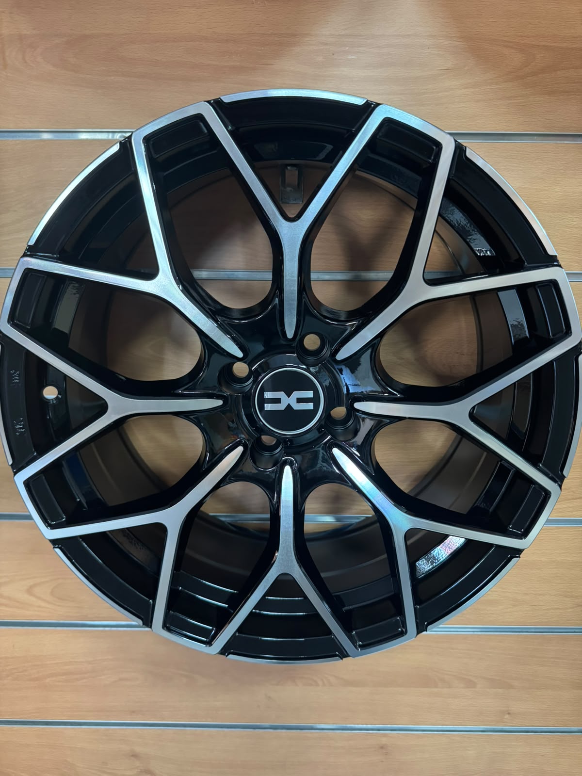 Jante alliage Dacia noir et chrome design sportif