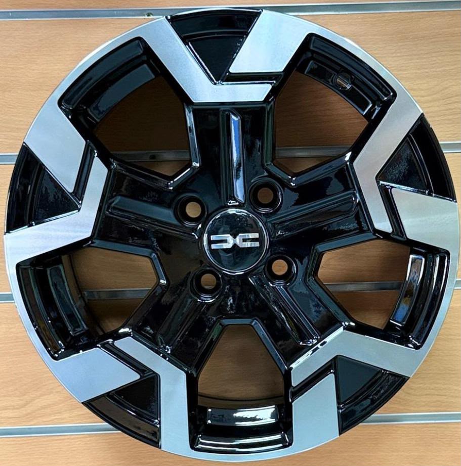 Jante alliage Dacia noir et chrome design moderne
