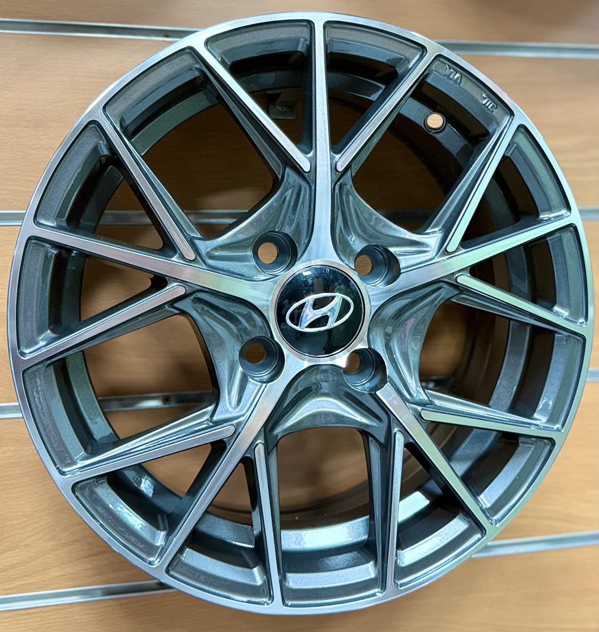 Jante alliage Hyundai gris multi-branches