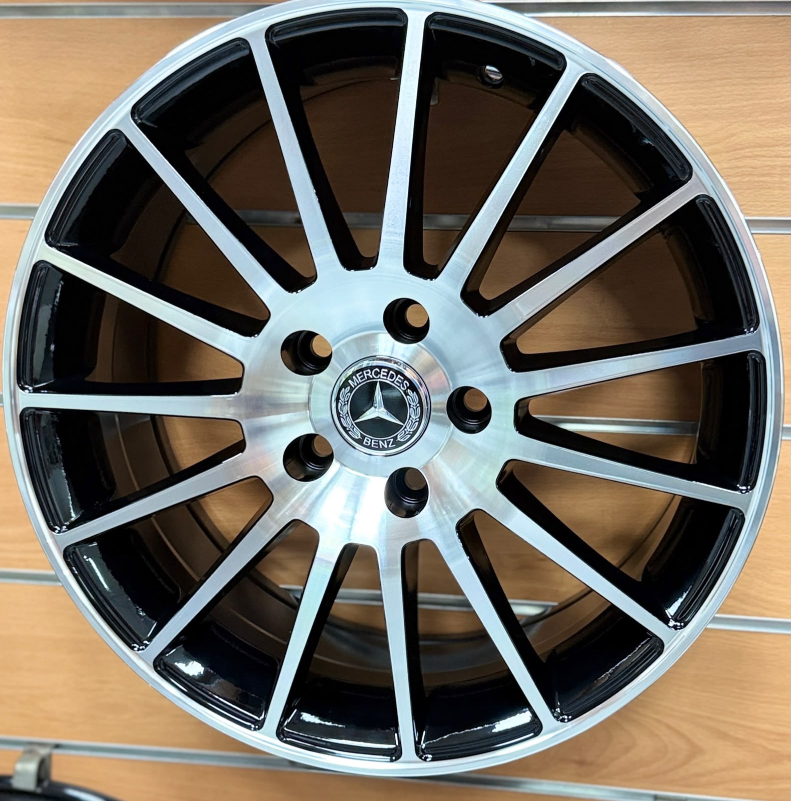 Jante alliage Mercedes-Benz noir et chrome design sportif