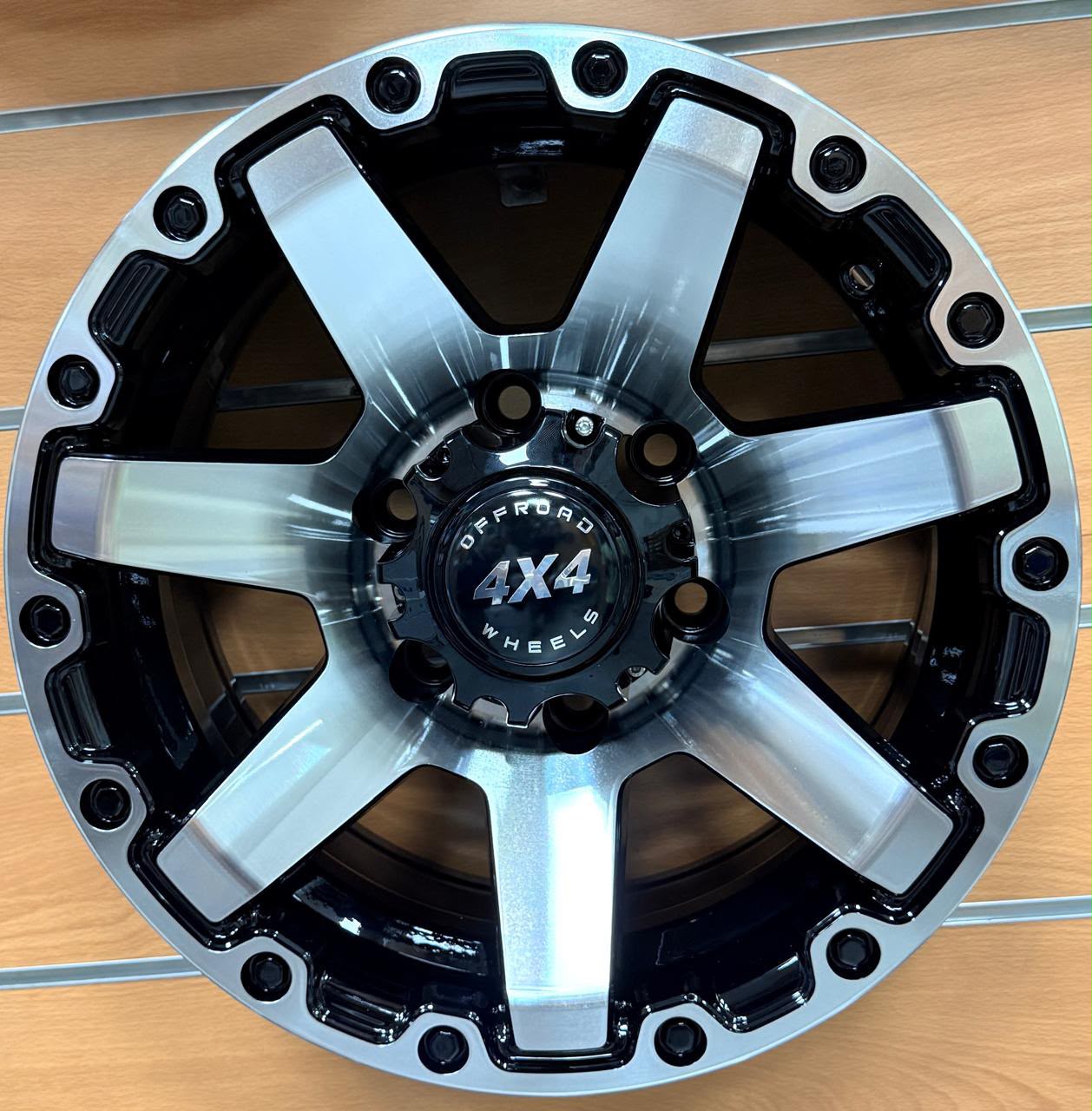 Jante alliage Offroad 4x4 noir et chrome 5 branches