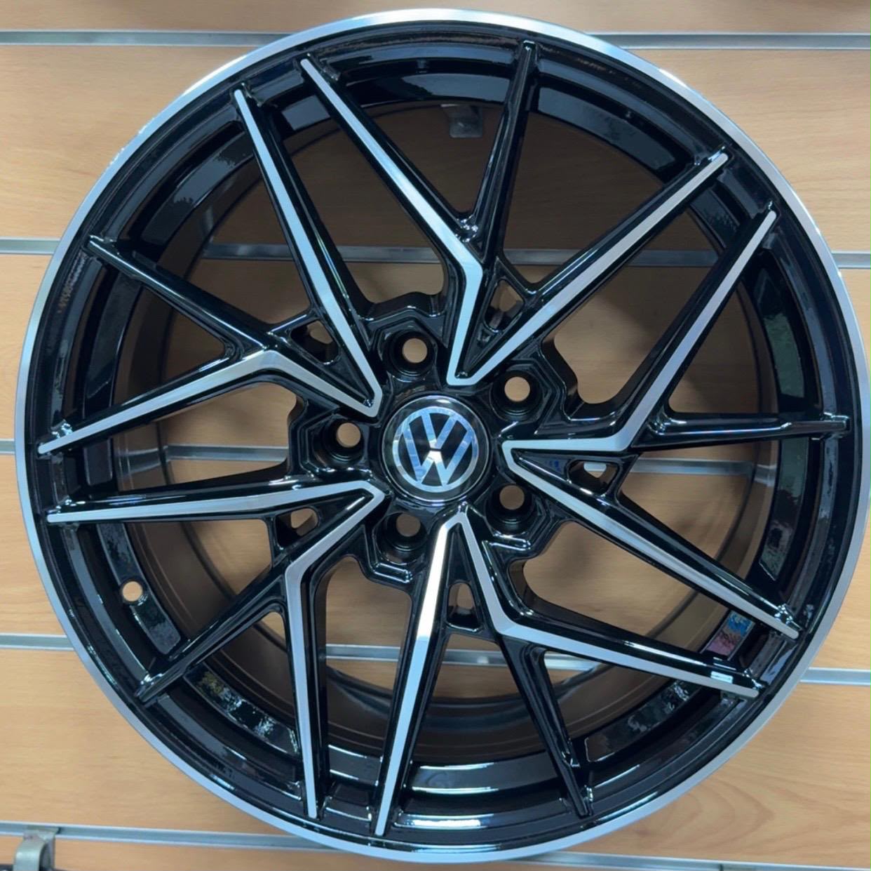 Jante alliage Volkswagen noir et chrome design dynamique